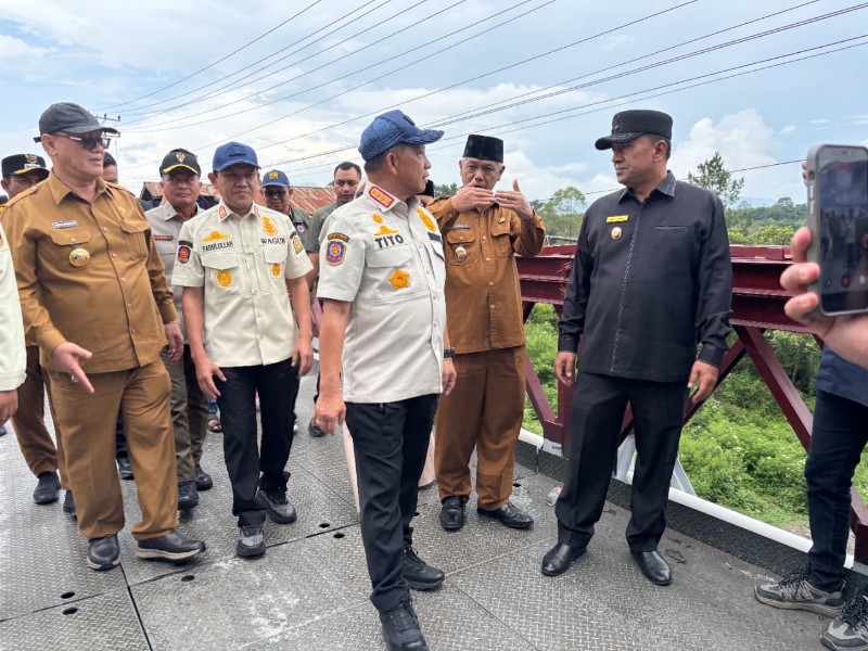 Mendagri-dan-Wagub-Aceh-Tinjau-Infrastruktur-Rusak-di-Bener-Meriah-dan-Aceh-Tengah-serahkan-Bantuan-Korban-Bencana