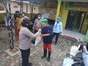 Gerakan Bakti Sosial Polri Peduli Covid-19, Polsek Medan Baru Salurkan Sembako Kepada Warga Kelurahan Sari Rejo Medan Baru