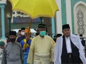 Sultan Salat bersama warga.jpg