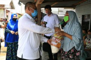 Akhyar Bantu Warga