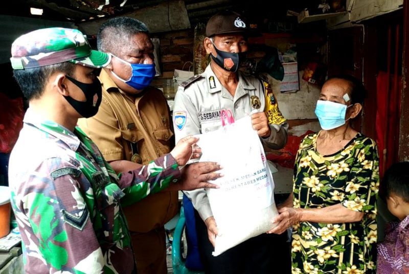 Polsek Medan Baru Salurkan Bansos Kepada Masyarakat, Peringati HUT Kemerdekaan RI Ke-75