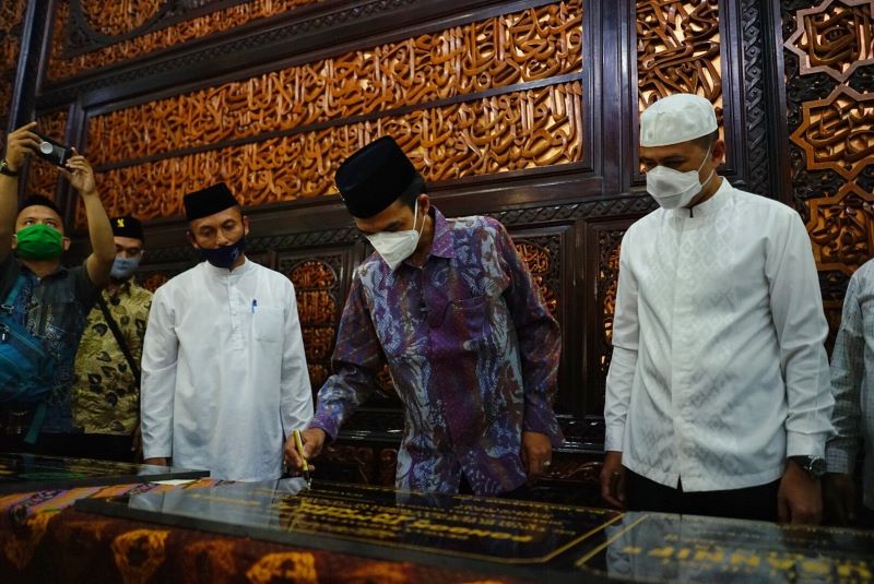 Wagub Musa Rajekshah dan UAS Teken Prasasti Pembangunan Masjid dan Rumah Tahfizh