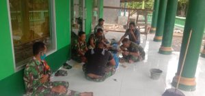 Warga Desa Berikan Nasi dan Air Mineral kepada TNI Yang Merenovasi Musholla