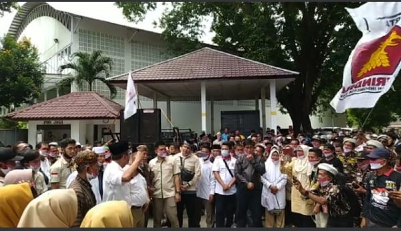 Jarang Kepang Pasukan Putih Antar Paslon Tigor - Idlinsah Daftar ke KPUD Labuhanbatu