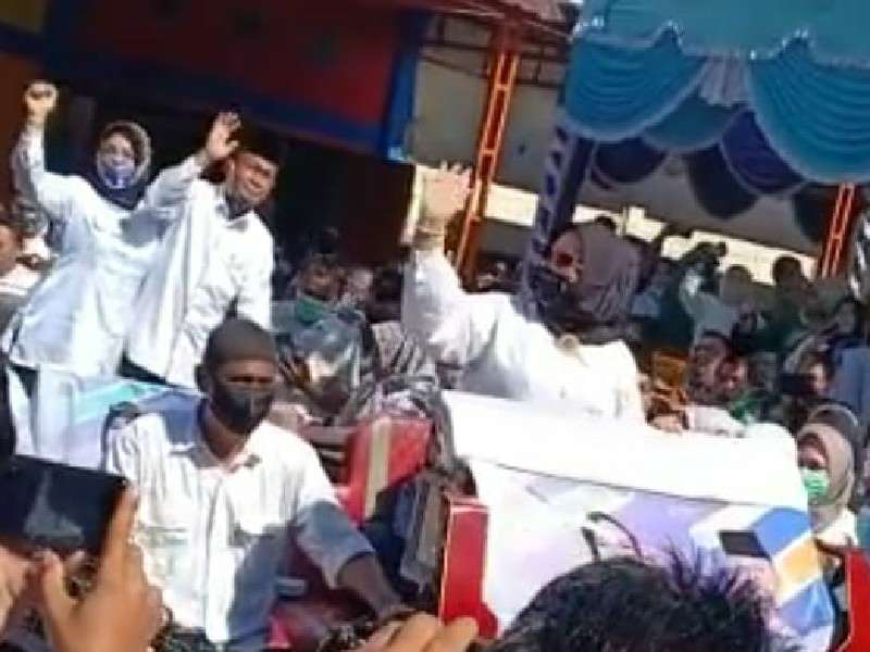 Naik Betor Hj Hasnah Harahap - Kholil Jupri Diantar Ribuan Massa Ke KPUD Labusel