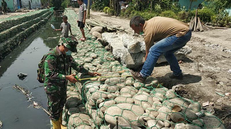 Asistensi Dinas PU Pemko Medan Acungkan Jempol Kepada Satgas TMMD 109 Kodim 0201/ BS