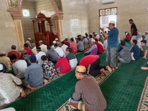Sholat Dzuhur Berjamaah Bersama Warga dan Satgas TMMD 109 Kodim 0201/BS