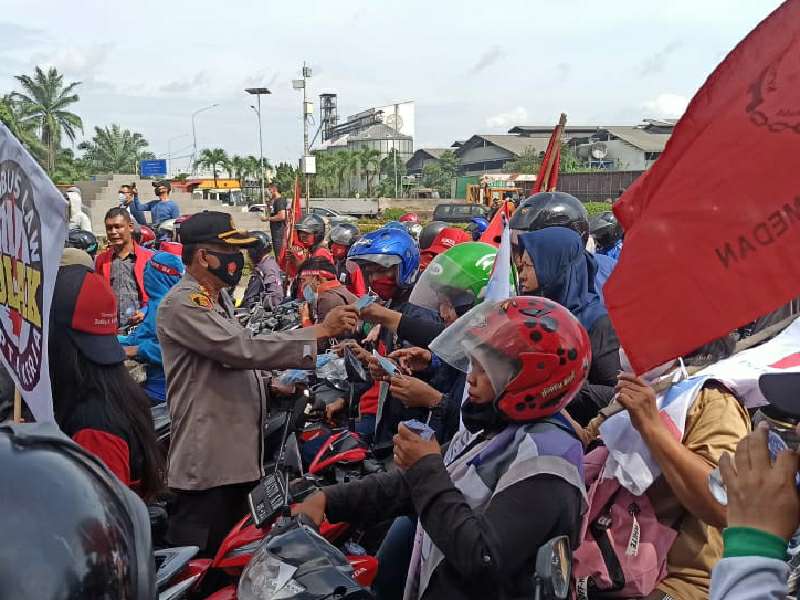 Polisi Bagikan Air Mineral dan Masker Kepada Ribuan Buruh