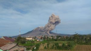 Gunung Api Sinabung memuntahkan awan panas guguran (APG) pada Kamis (29/10/2020) terpantau dari Pos Pengamatan Gunung Api Sinabung.  (Dokumentasi PPGA)