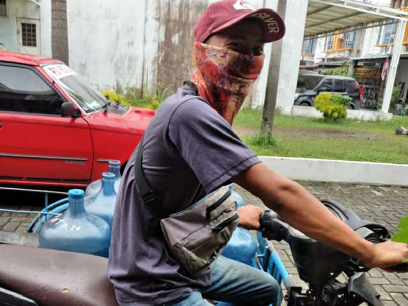 Pengantar Air Isi Ulang dan Cleaning Service : Tetap Jaga Diri Hindari Covid-19