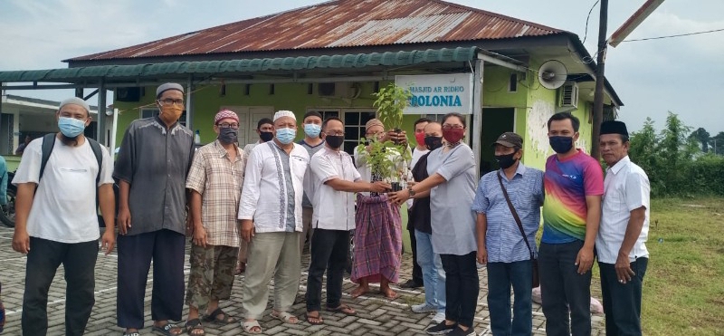 Fakhruddin (Kocu), didampingi pengurus UKM Jurnalis Bina Mandiri (JBM) Haslan M Tambunan, Husni Lubis, Suwardi Sinaga, M Harizal, Waliyono, yang juga dihadiri perwakilan dari pihak TPL, Norma Hutajulu, saat berkunjung ke Masjid Ar Ridho Jalan Karya Pembangunan Kecamatan Medan Polonia Kota Medan, Sabtu (31/10/2020).