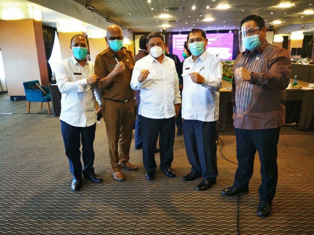 Bupati Karo Terkelin Brahmana foto bersama Wakil Deli Serdang HM. Yusuf Siregar, Bupati Dairi Eddy Keleng Berutu dan Kepala Bappeda Karo Ir.Nasib Sianturi serta Kepala Bappeda Deliserdang Putra Manalu di sela acara Rakorprov TPID yang dibuka Gubsu Edy Rahmayadi.
