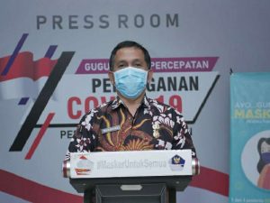 Foto : Ketua DPRD SU Baskami Ginting bersama Bupati Karo Terkelin Brahmana SH beserta rombongan foto bersama Menteri Sosial RI Juliari P Batubara serahkan permohonan bantuan sosial.