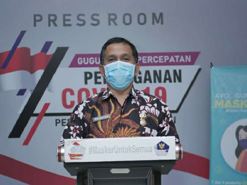 Foto : Ketua DPRD SU Baskami Ginting bersama Bupati Karo Terkelin Brahmana SH beserta rombongan foto bersama Menteri Sosial RI Juliari P Batubara serahkan permohonan bantuan sosial.