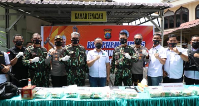 Kapolda Sumut Irjen Pol. Drs. Martuani Sormin,M.Si memaparkan pengungkapan kasus tindak pidana Narkotika seberat 15 kg sabu jaringan Aceh-Sumut-Riau (Dumai)
