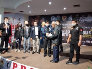 Heri Zulkarnaian Ketua Pengprov PBFI Sumut memberikan tali asih kepada pendiri Binaraga Robert Tumpal Hutahuruk (Alian)