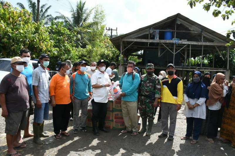 Pjs Bupati Sergai Respons Banjir Dengan Tinjau dan Beri Bantuan