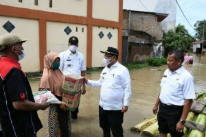 Pjs Bupati Sergai Tinjau dan Salurkan Bantuan Terdampak Bencana Banjir