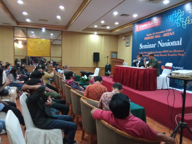 Rapidin Simbolon menjadi narasumber pada acara seminar Mahasiswa asal Samosir yang kuliah di Medan.