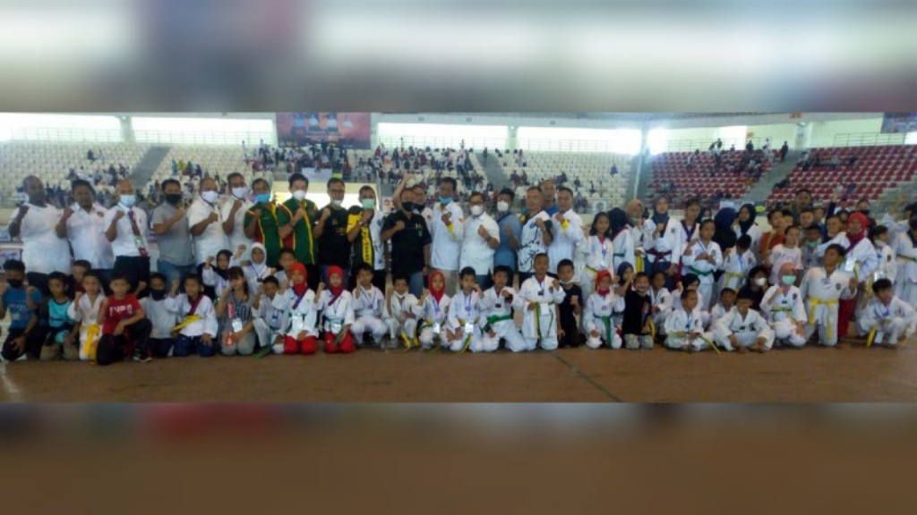 Atlet-atlet taekwondo pose bersama Ketua Umum KONI Kota Medan Drs Eddy H Sibarani, Kabid P2M BNNP Sumut Drs Adlin Mukhtar Tambunan, dan Ketua Pengkot TI Kota Medan H. Hamdani Syahputra SSos beserta jajaran pengurus.