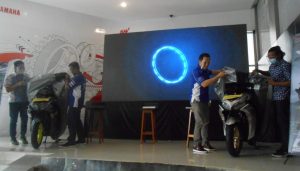 GM Marketing PT Alfa Scorpii Joni Lie (dua dari kanan), Manajer Divisi Edukasi PT Alfa Scorpii Agus Susanto (dua dari kiri), dan perwakilan dari PT Yamaha Indonesia Motor Manufacturing (YIMM) Karsen (kanan) membuka selubung All New Yamaha Aerox 155 Connected.