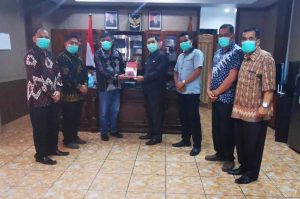 kunjungan YTKI Bupati Karo Terkelin Brahmana SH menerima kunjungan Yayasan Terang Kemuliaan Indonesia (YTKI) diruangan kerjanya.