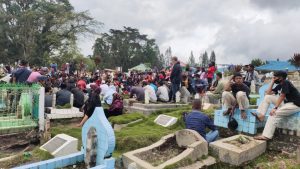 Warga kampung belakang mesjid raya Berastagi penuhi area kuburan Islam saat pemakaman kepling almarhum Bugis Ginting (50) di Desa Sempa Jaya Berastagi.