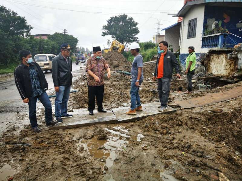 Bupati Karo Pantau Pemasangan Box Culvert