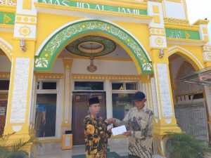 Oday " Siterjun Bebas " serahkan bantuan ke Masjid Al Jamil di kelurahan Aek Habil
