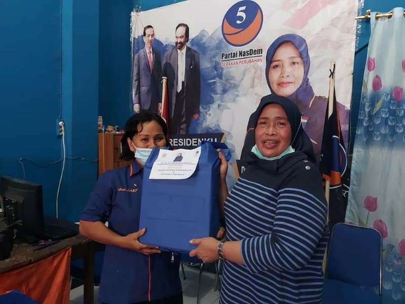 Ketua Nasdem Sibolga Bagikan Bingkisan Natal Kepada Pengurus Partai