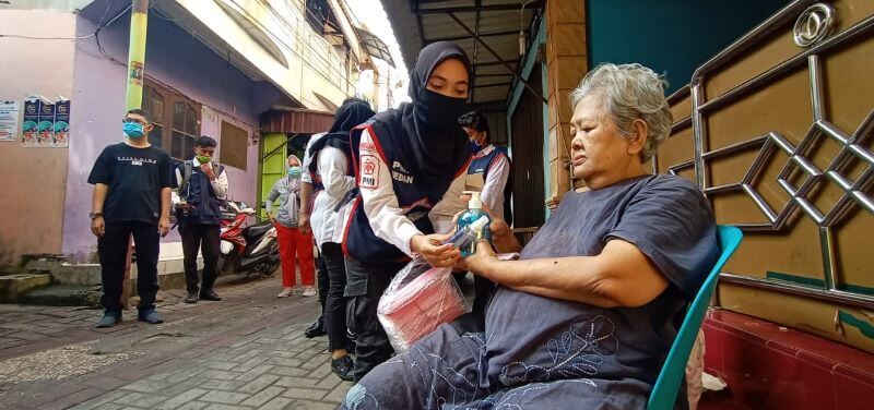 Peringati Hari Relawan, PMI Bagikan Masker, Hand Sanitizer Dan Sabun Langsung Ke Warga Kampung Sejahtera