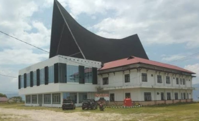 Kantor DPRD Samosir di Parbaba
