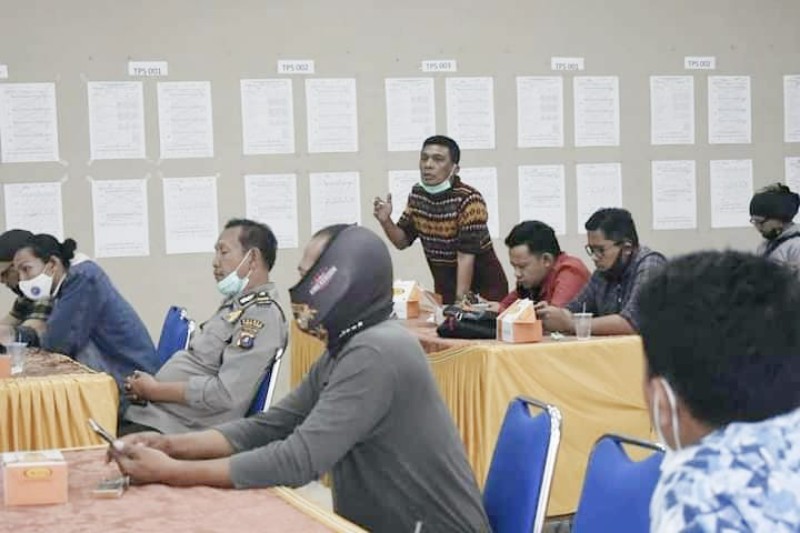 KPU Karo gelar konferensi Pers bersama rekan media selesai pemungutan suara dilaksanakan dengan aman dan tertib.