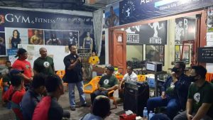 Arifin sedang memberikan masukkan untuk para atlit