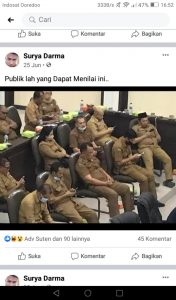 Para pejabat OPD sedang bermain handphone (HP) saat mengikuti sidang paripuran DPRD
