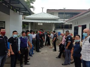 Pengurus Korps Advokat Alumni UMSU (KAUM) menyambut kedatangan Ketua KAMI Medan di Kajari Medan