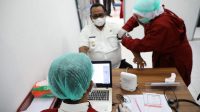 Wakil Bupati LHOKSUKON Di Vaksinasi