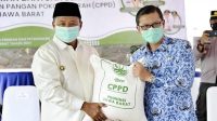 Wagub Jabar Serahkan 159 Ton Beras untuk Korban Banjir Subang