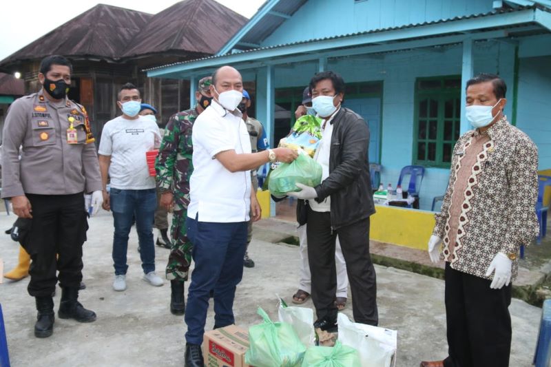 Usai Hutagugur, Bupati Taput Motivasi dan Beri Bantuan bagi Warga Terkonfirmasi Covid-19