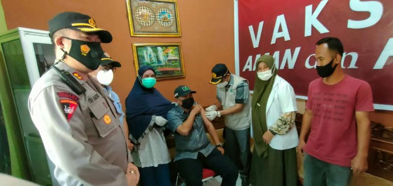 Sukseskan Vaksinasi Nasional Manajer PTPN I Cot Girek Di Vaksin Langsung Kadinkes Aceh Utara