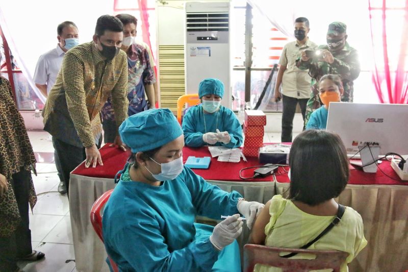 Wali Kota Medan Tinjau Pelaksanaan Vaksinasi Covid-19 dan Pasar Murah