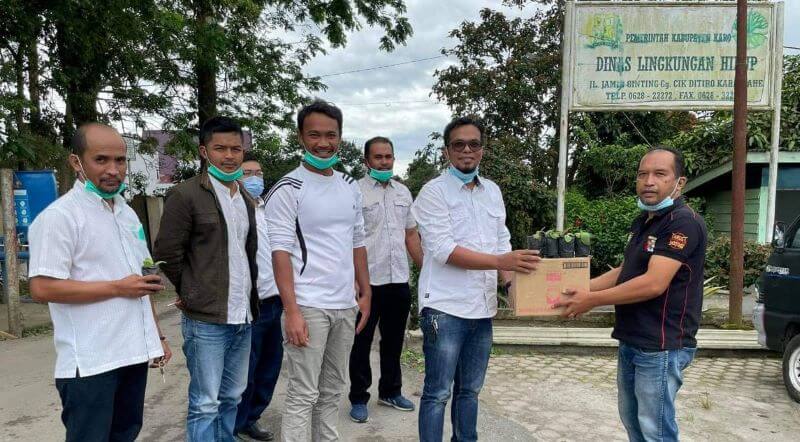 Peringatan Hari Lingkungan Hidup Sedunia, DLH Karo Berikan Bibit Tembakau Ke APTI