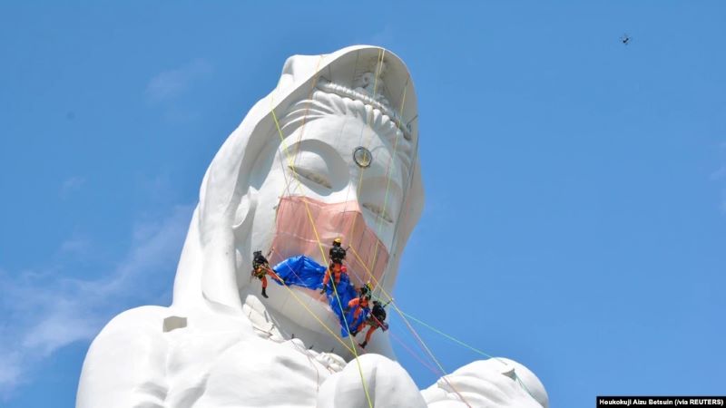 Di Jepang Ada Pekerja Berdoa Agar Covid-19 Usai, Patung Dewi Kwan Im Dipasangi Masker