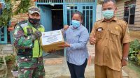 75 Paket Sembako-1 Satgas TMMD Bagikan 75 Paket Sembako Kepada Warga Kurang Mampu