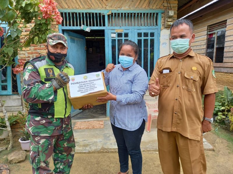 Satgas TMMD Bagikan 75 Paket Sembako Kepada Warga Kurang Mampu