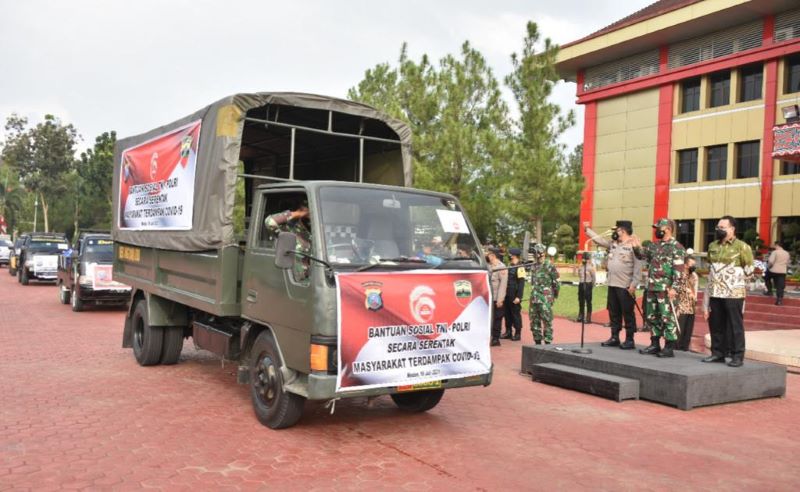 Pangdam I/BB dan Kapoldasu, Salurkan Bansos Untuk Pelaku Usaha Terdampak PPKM Darurat