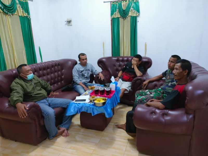 Dan SSK TMMD, Sisihkan Waktu Luang Sambangi Rumah Warga