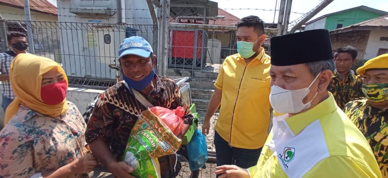 Golkar Sumut Bagi Sembako Kepada Masyarakat Terdampak Covid-19