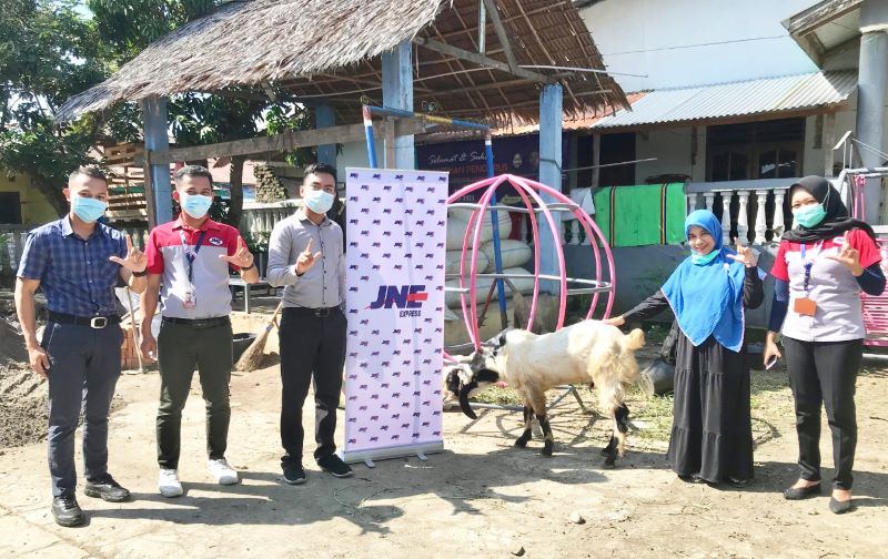 JNE Medan Bagikan Hewan Qurban untuk pemenang kuiz #JNETangkapQurban