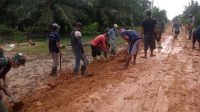 Diguyur Hujan, Semangat Warga Tetap Tinggi Bantu Satgas TMMD